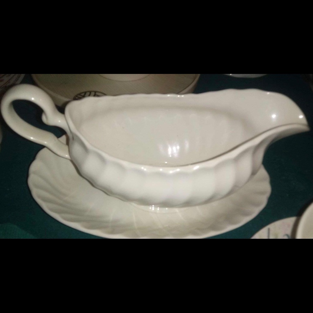 gravy boat & underplate( made in england)
